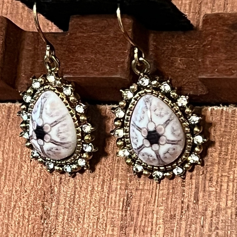 Beautiful pair of Earrings! BN
